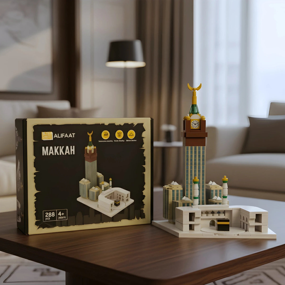 Makkah Bauset von ALIFAAT – Kaaba mit Uhrenturm im Hintergrund
